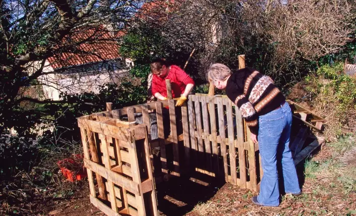 how to build a compost bin from pallets