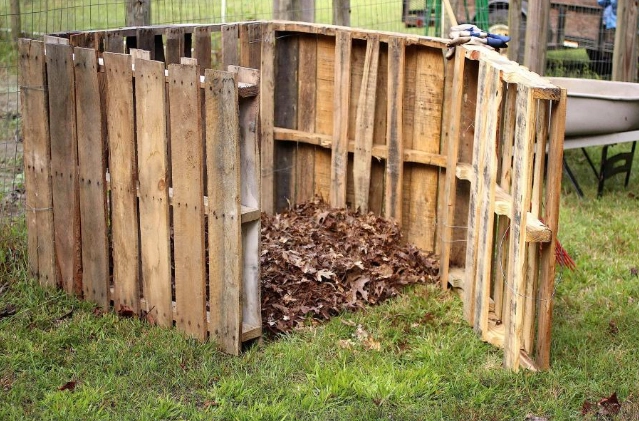 pallet compost bin DIY