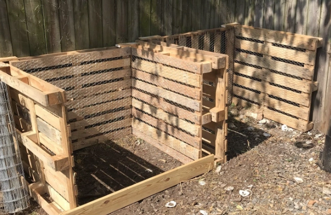 build compost bin from pallets