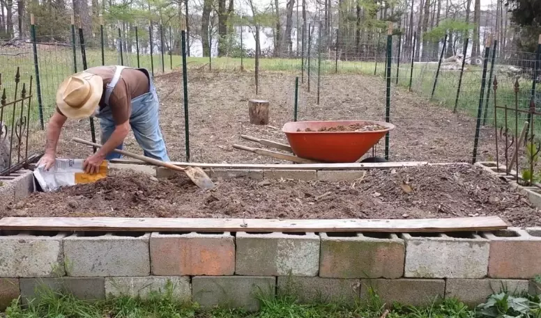 best soil for raised beds