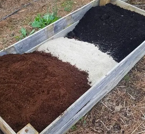 potting soil vs garden soil for raised beds