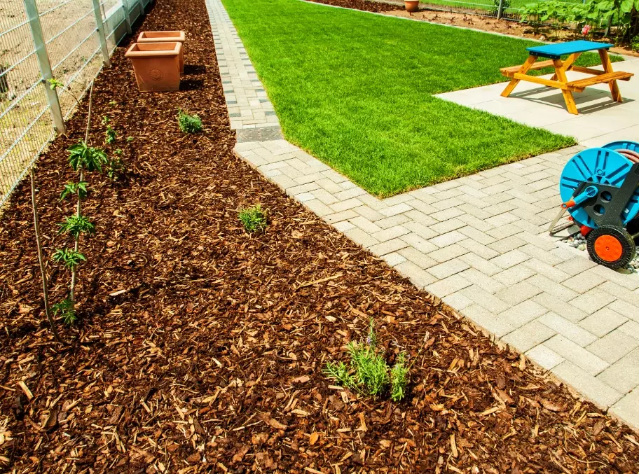 how to mulch a garden