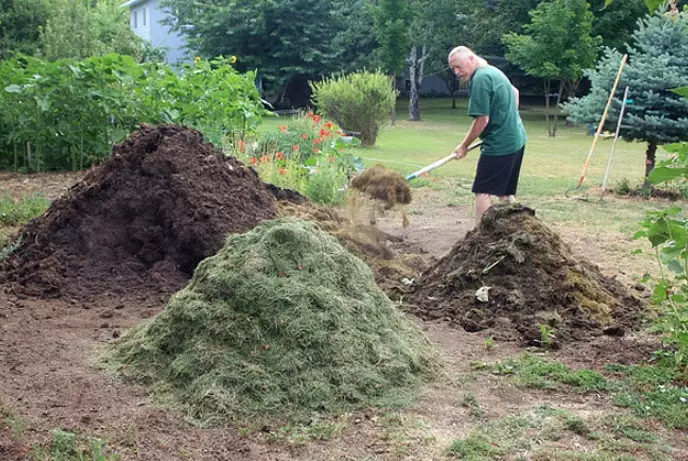 how to use compost on lawn how to use compost on lawn