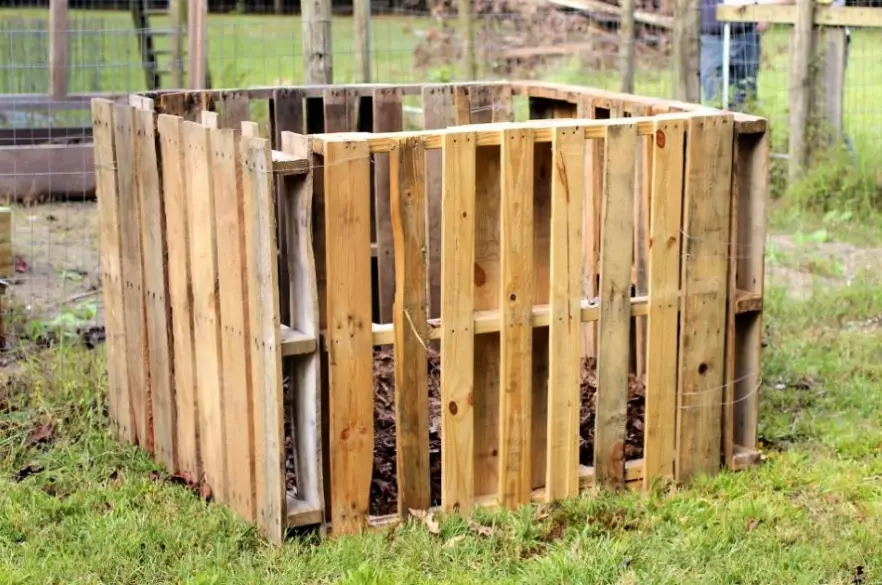 building a compost bin from pallets
