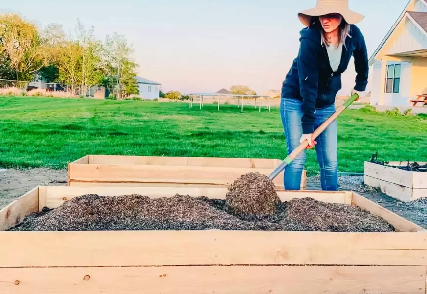 how to fill a raised bed cheaply